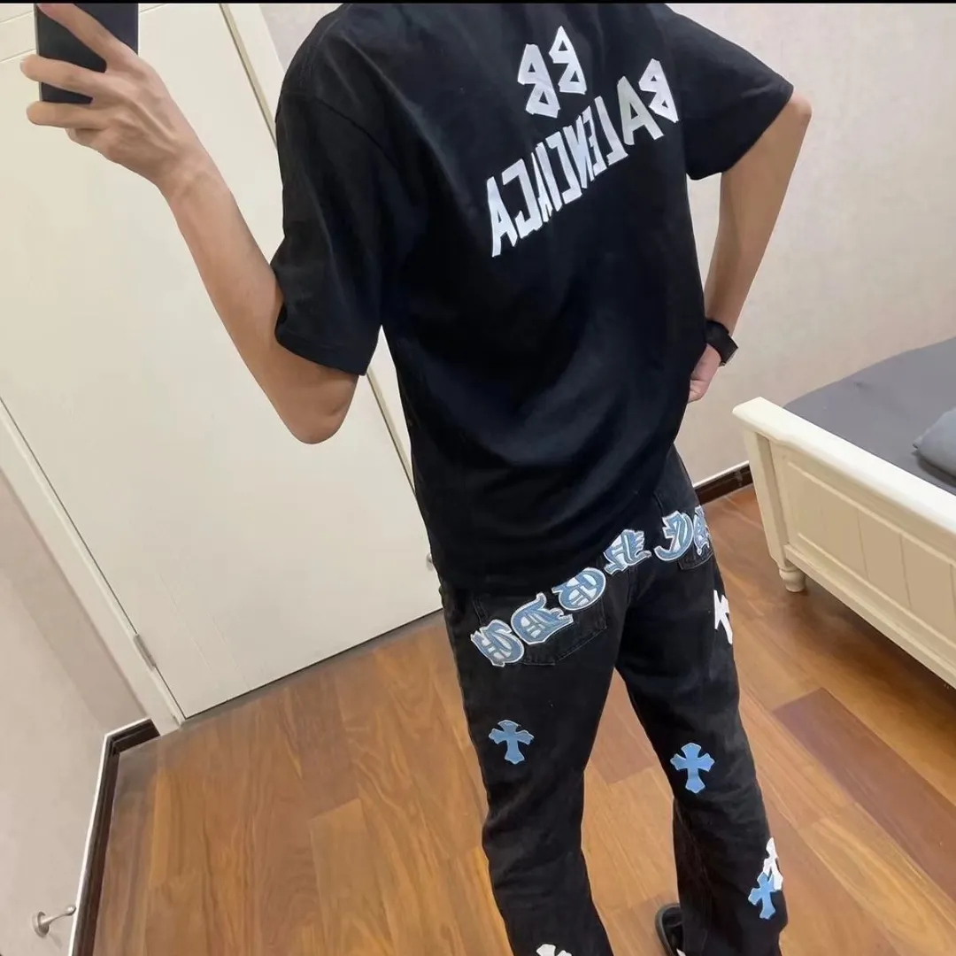 P186 ☞CHROME HEARTS✘Cro Heart Overseas Edition 24ss🔥New Heavy Industry Washed Embroidered American Retro Workwear Washed Jeans Loose fit with perfect details Washed denim fabric is wear-resistant and stain-resistant Three-dimensional cutting loose fit Imported machine printing will not crack and fall off after repeated washing Same style for men and women Couples Color: Denim blue Size: M-2XL Pants length Waist Hips M 96 76 106 L 97 80 110 XL 98 84 114 2XL 100 88 118